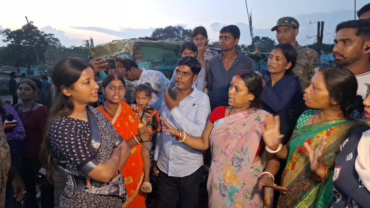 बिना नोटिस घर तोड़ने पर भड़की अम्बा! कहा कुत्तों से बदतर हो गई गरीबों की जिंदगी