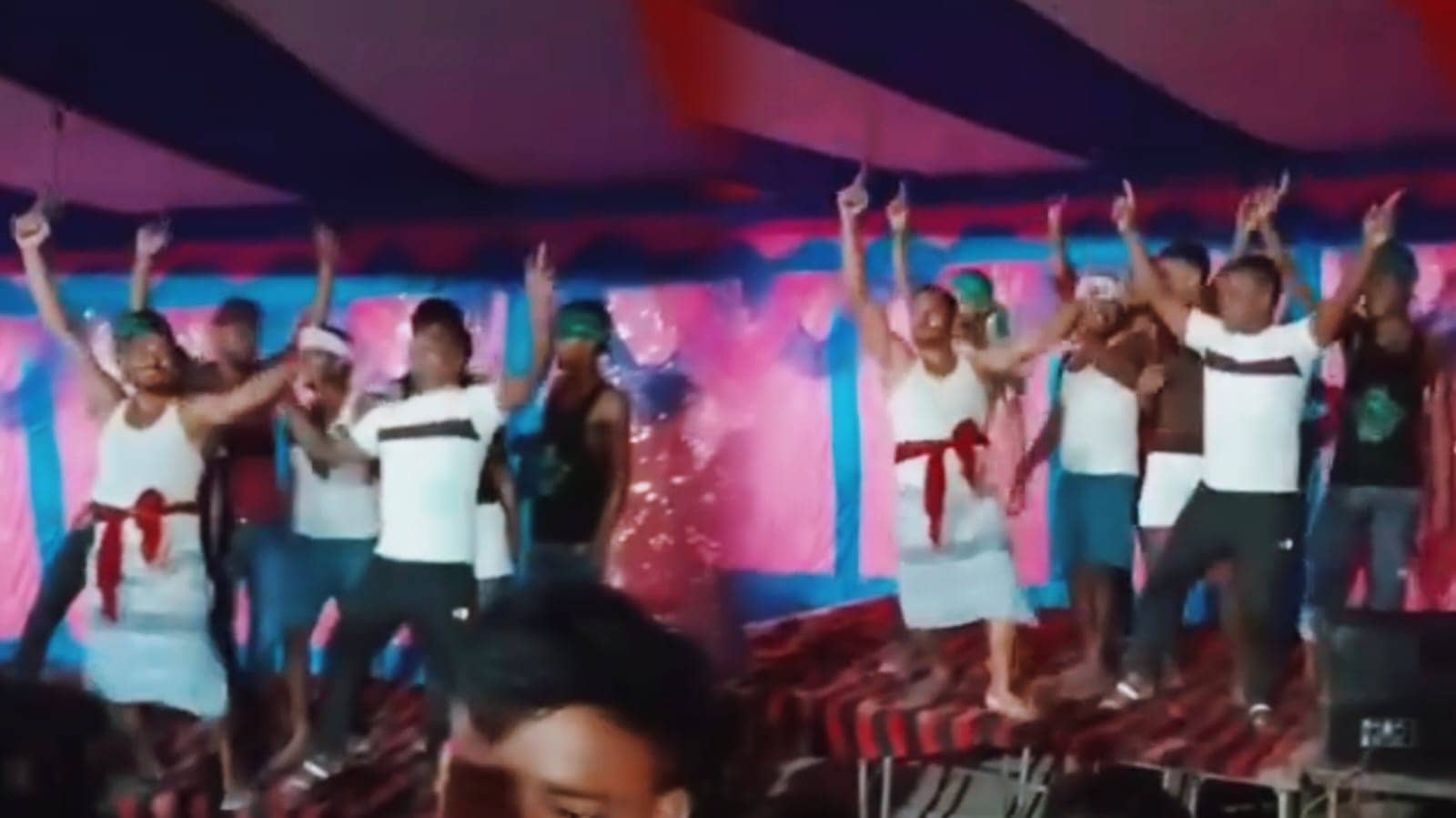 डीजे की धुन पर भौकाल जमाने के लिए देसी कट्टा लहराते दिखे युवक, अब वीडियो हो रहा वायरल