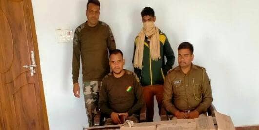 पिकअप वैन में पशु चारा के साथ छिपा कर बिहार ले जा रहे शराब के साथ एक गिरफ्तार