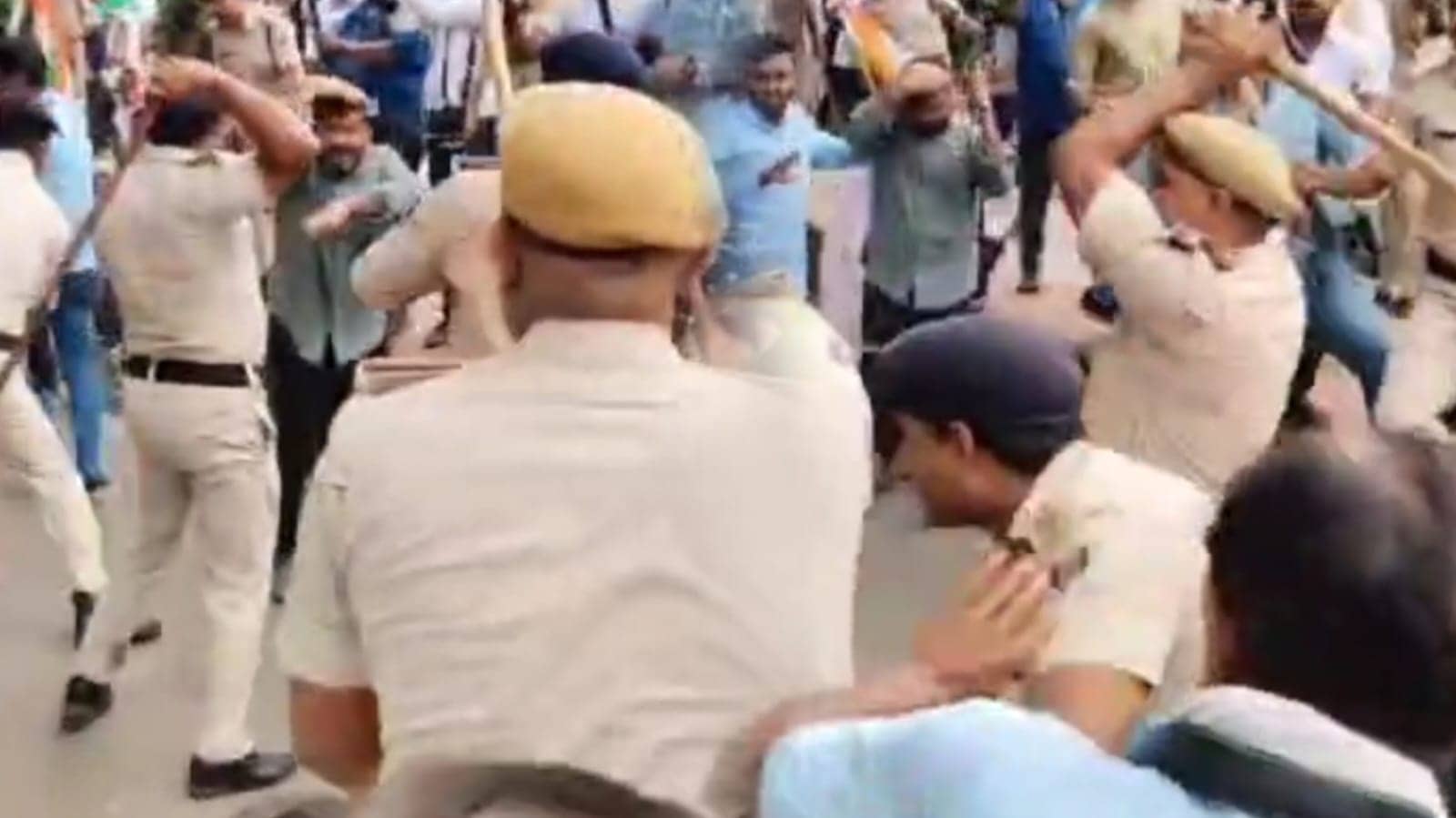 नौकरी जाने से भड़के भू-सर्वेक्षण कर्मी, बीजेपी कार्यालय के सामने किया प्रदर्शन तो पुलिस ने बरसा दी लाठियां