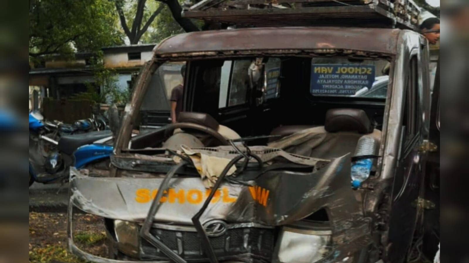 BREAKING : जमशेदपुर में दीवार से टकराई स्कूल वैन, दर्जनों बच्चे हुए घायल....