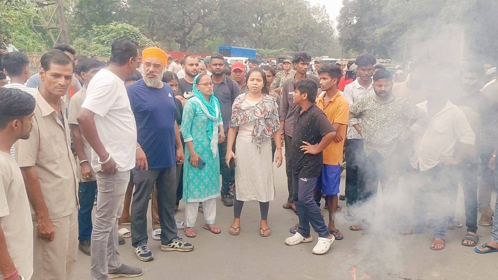 जमशेदपुर: दोस्त को स्टेशन छोड़ने निकले युवक की सड़क हादसे में मौत, आक्रोशित परिजनों ने किया सड़क जाम