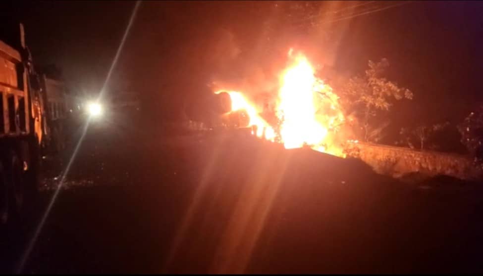 ब्रेकिंग : हाइवा के चपेट में आने से बाइक सवार की मौत , गुस्साए ग्रामीणों ने दर्जनों हाइवा में लगाई आग