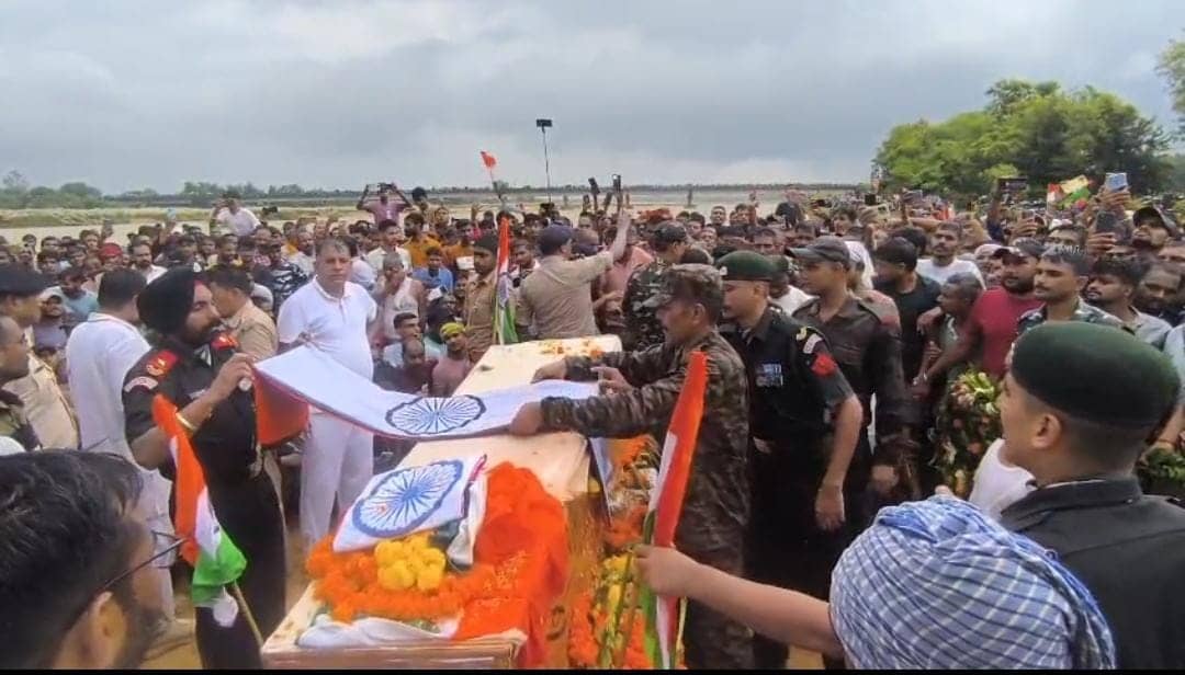 राजकीय सम्मान के साथ शहीद नीरज कुमार चौधरी का हुआ अंतिम संस्कार, नम आंखों से सभी ने दी अंतिम विदाई 