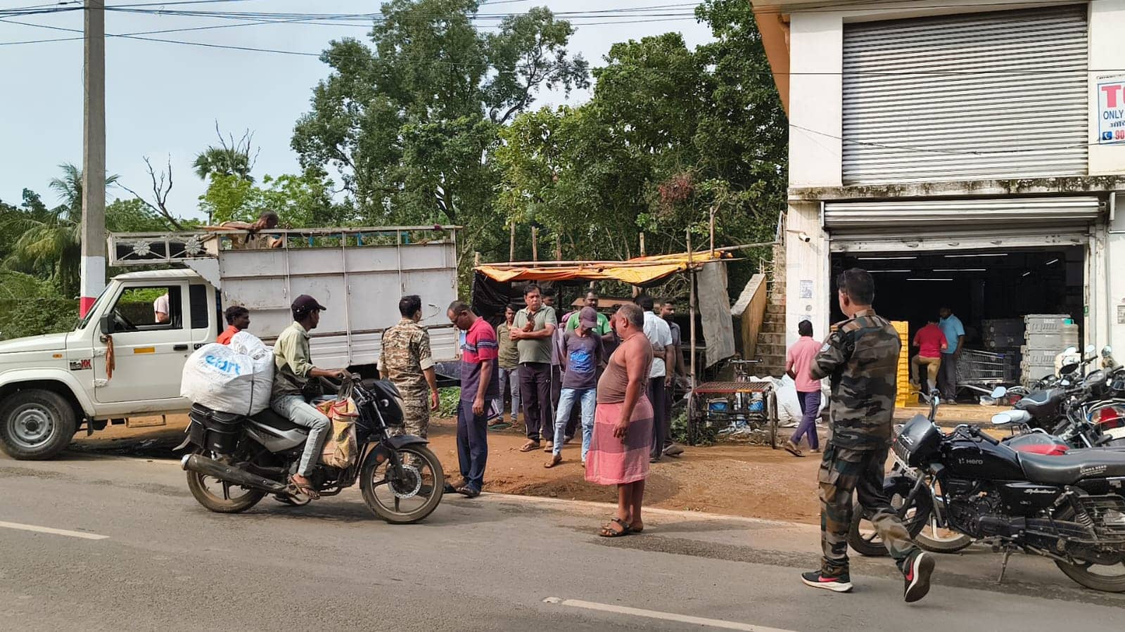 दुमका : संदिग्ध परिस्थिति में चाय की गुमटी में लटकता मिला शव, पुलिस ने लिया कब्जे में