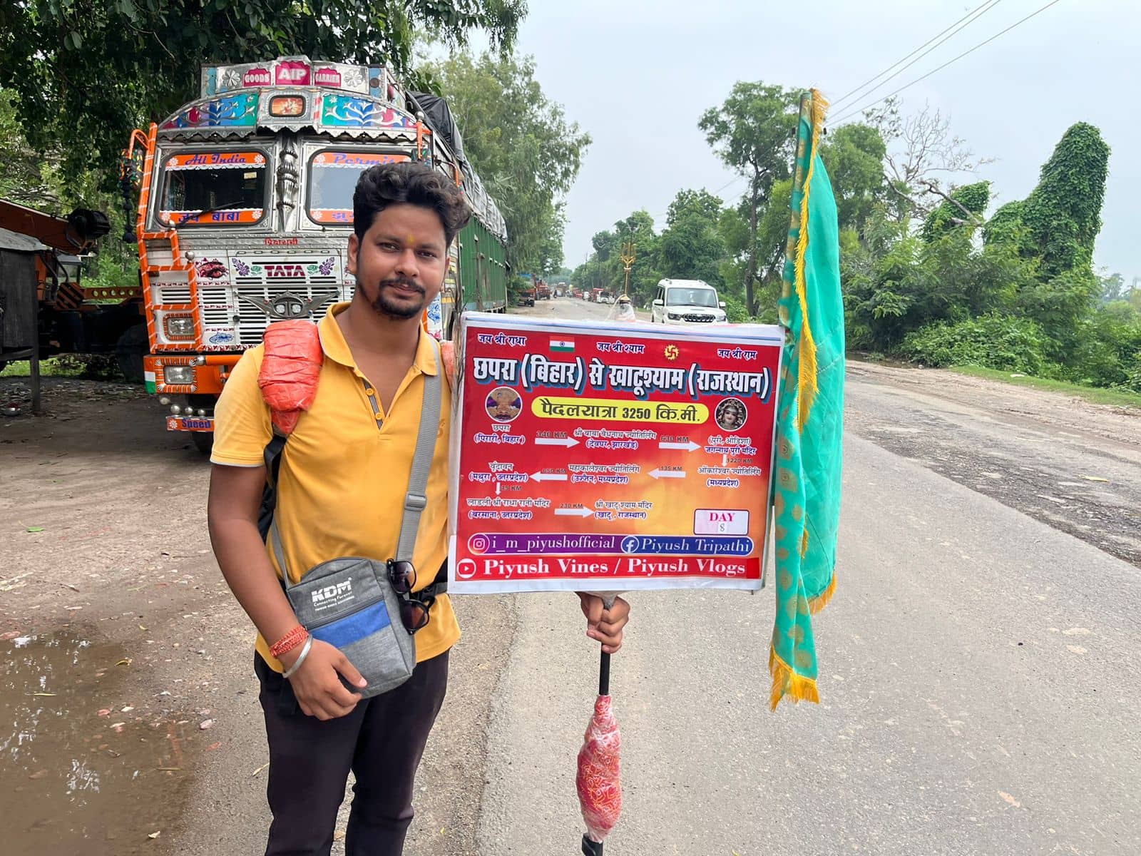 अनोखी भक्ति! 3250 किलोमीटर की धार्मिक यात्रा पर अकेला पैदल निकला शख्स, पढ़े कौन है पीयूष त्रिपाठी