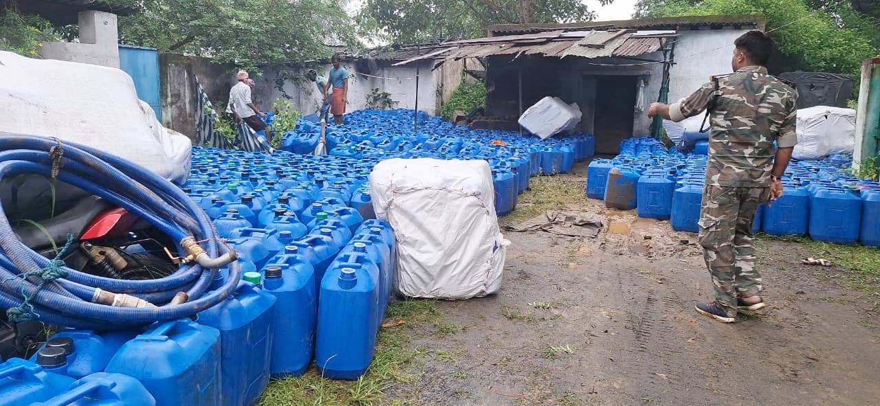 गिरिडीह में मद्य निषेध इकाई और एटीएस  की छापेमारी, 20 हजार लीटर कच्चा स्प्रिट बरामद, पांच गिरफ्तार 