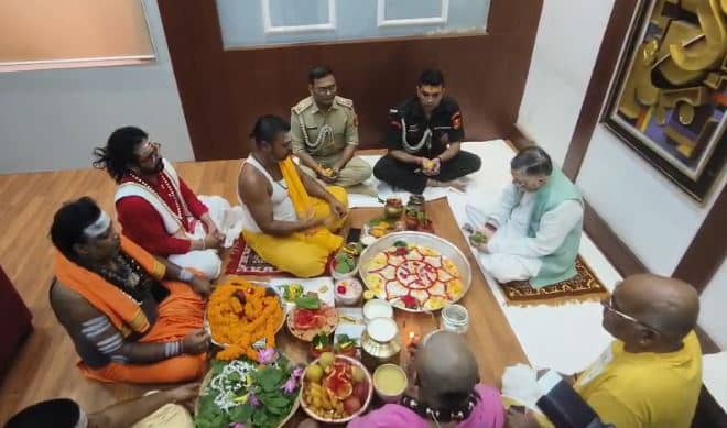 राज्यपाल संतोष कुमार गंगवार ने लगाई बाबा दरबार में हाजिरी, देशवासियों की खुशहाली के लिए बाबा बैद्यनाथ से की कामना