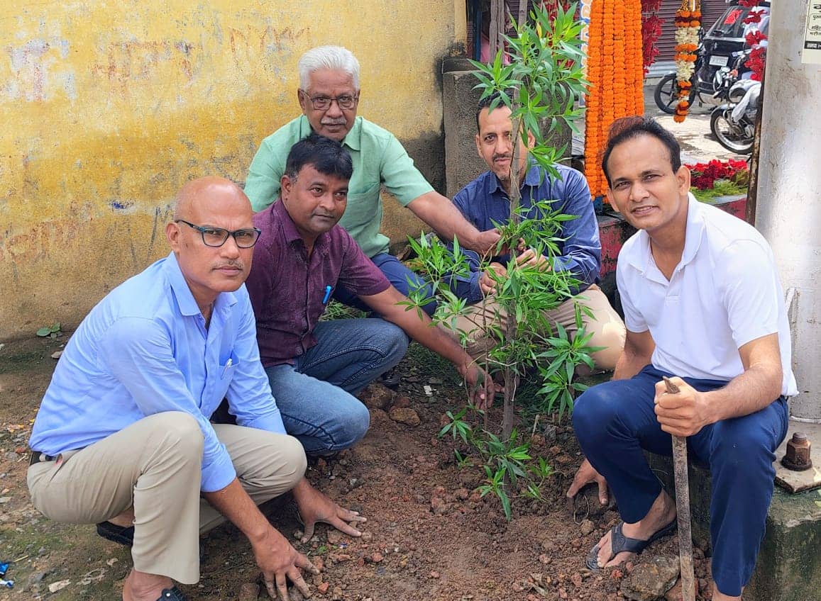 प्रदूषण से कराहती झरिया को "झरिया" बनाये रखने की अनूठी पहल, अपील-पितरों के नाम ही सही-एक बृक्ष तो लगाइये !