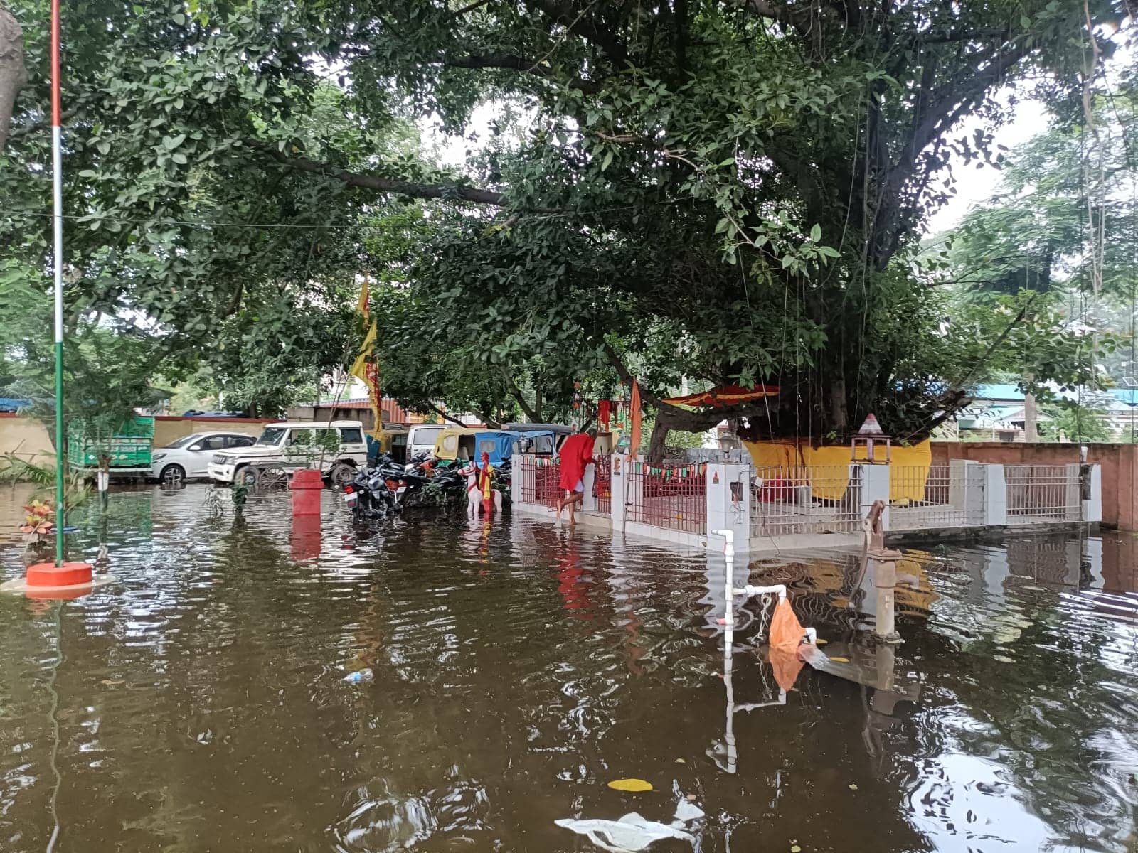 उफ्फ़ ये बारिश! लगातार बारिश से हाजीपुर में बाढ़ जैसी स्थिति, बिदुपुर थाना बना तालाब