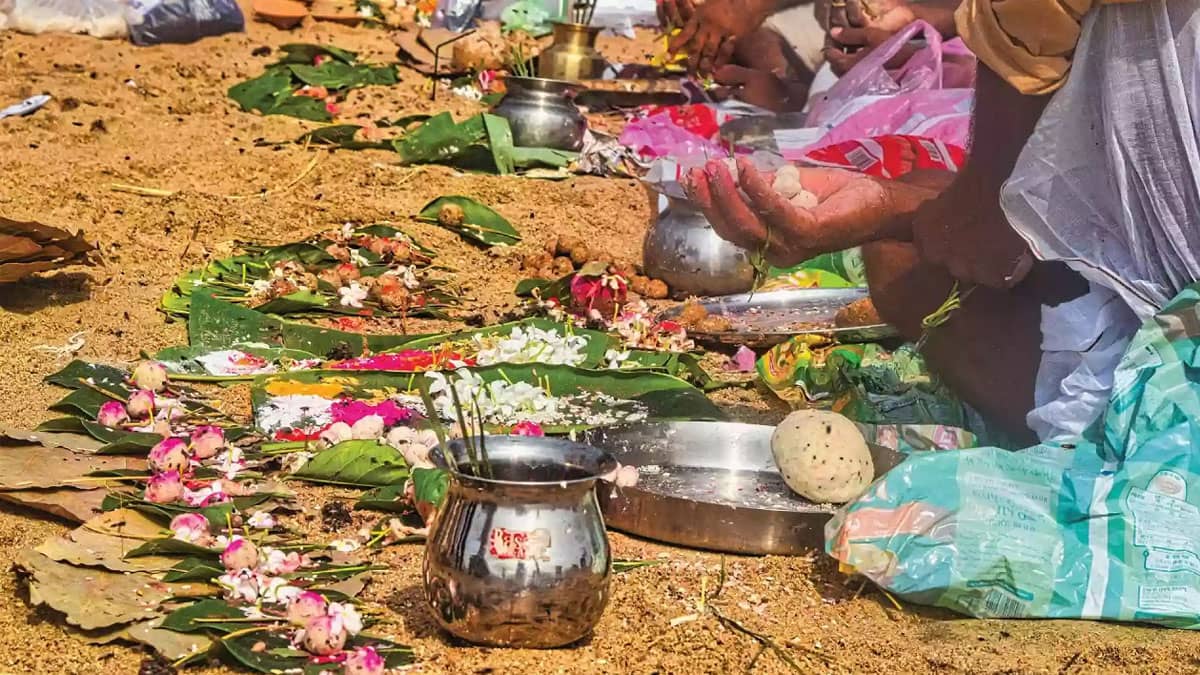 पितृपक्ष के 10वें दिन सिर और कूप में पिंडदान से नरक भोग रहे पितरों के लिए खुलता है मोक्ष का द्वार,पढ़े इसकी पौराणिक मान्यता