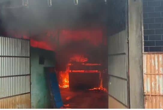 BREAKING: देवघर में फर्नीचर गोदाम में लगी भीषण भीषण आग, लाखों का सामान जलकर राख