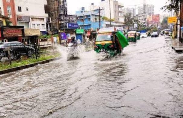 Weather Alert:भारी बारिश से तालाब में तबदील हुई राजधानी की सड़कें,आज इन जिलों के लोगों को सावधान रहने की हिदायत