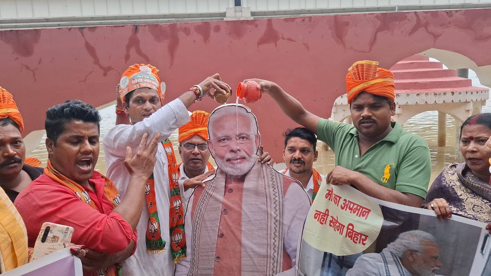 पटना में धूमधाम से मनाया गया पीएम मोदी का जन्मदिन, 75 किलो दूध और गंगाजल से हुआ अभिषेक