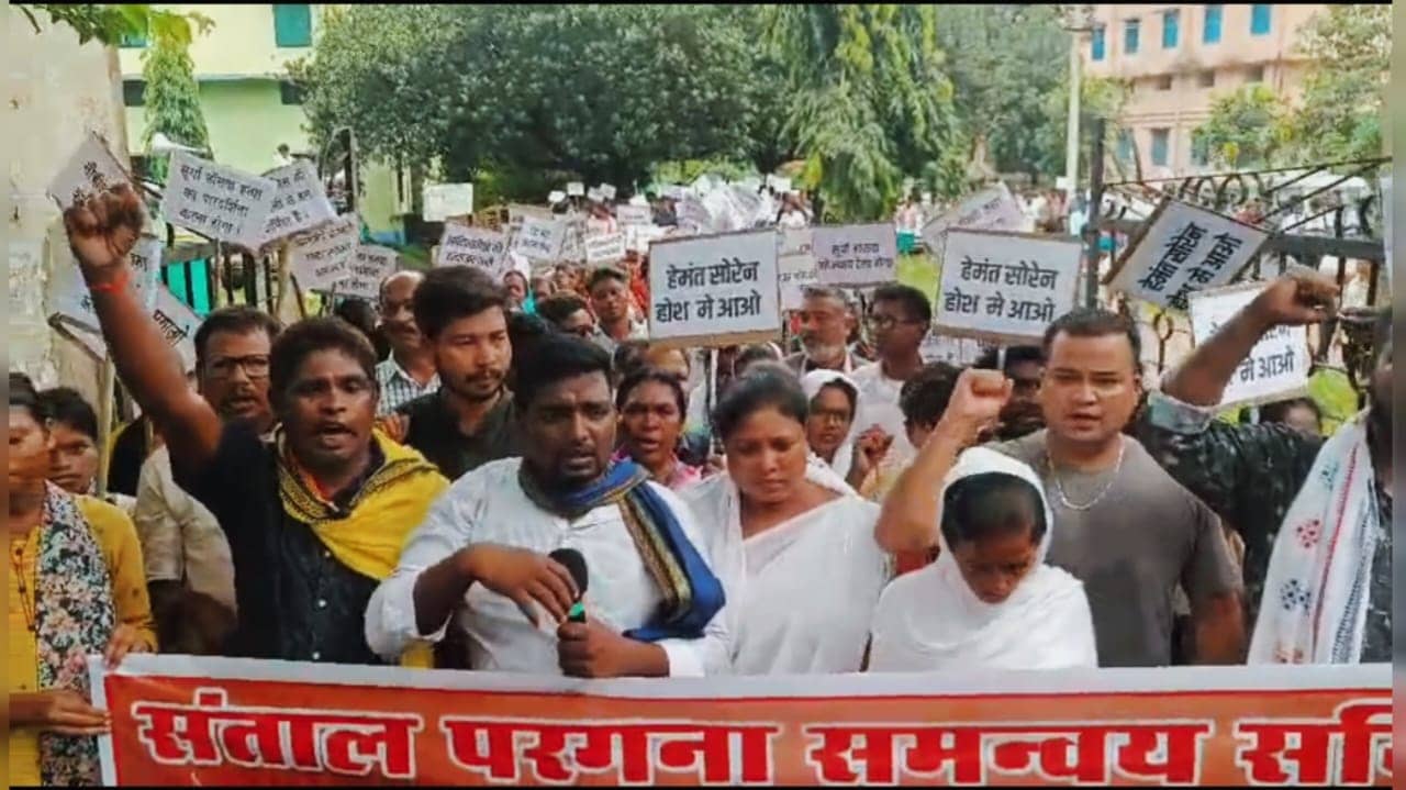 सूर्या हांसदा मामले को लेकर सड़को पर उतरे विभिन्न संगठन के लोग, आर्थिक नाकाबंदी की चेतावनी