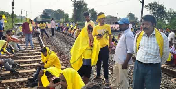 सरायकेला:सीनी में कुड़मी समाज का रेल रोको आंदोलन, प्रदर्शनकारियों ने हावड़ा मुंबई रेल ट्रैक किया जाम