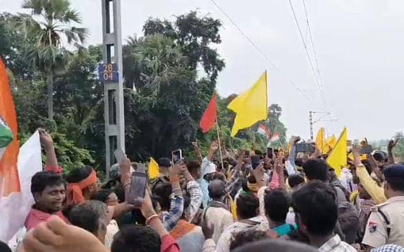 गोड्डा में कुर्मी समाज का रेलवे ट्रैक पर जोरदार प्रदर्शन, पढ़े क्या है इनकी मांग