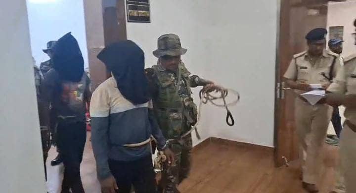 पाकुड़ पुलिस ने कुख्यात अपराधी मंजीत मुर्मू को किया गिरफ़्तार, नकदी-हथियार बरामद