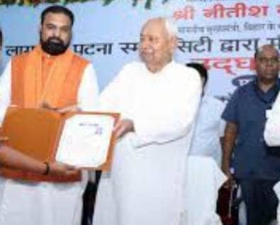 नीतीश कुमार ने किया विभिन्न योजनाओं का किया उद्घाटन एवं शिलान्यास, नवनियुक्त नगर प्रबंधकों को प्रदान किया नियुक्ति पत्र