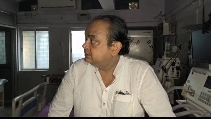 देखिये स्वास्थ्य मंत्री जी ! मोबाइल टॉर्च के सहारे चल रहे हैं राज्य के अस्पताल, कुछ तो करिये