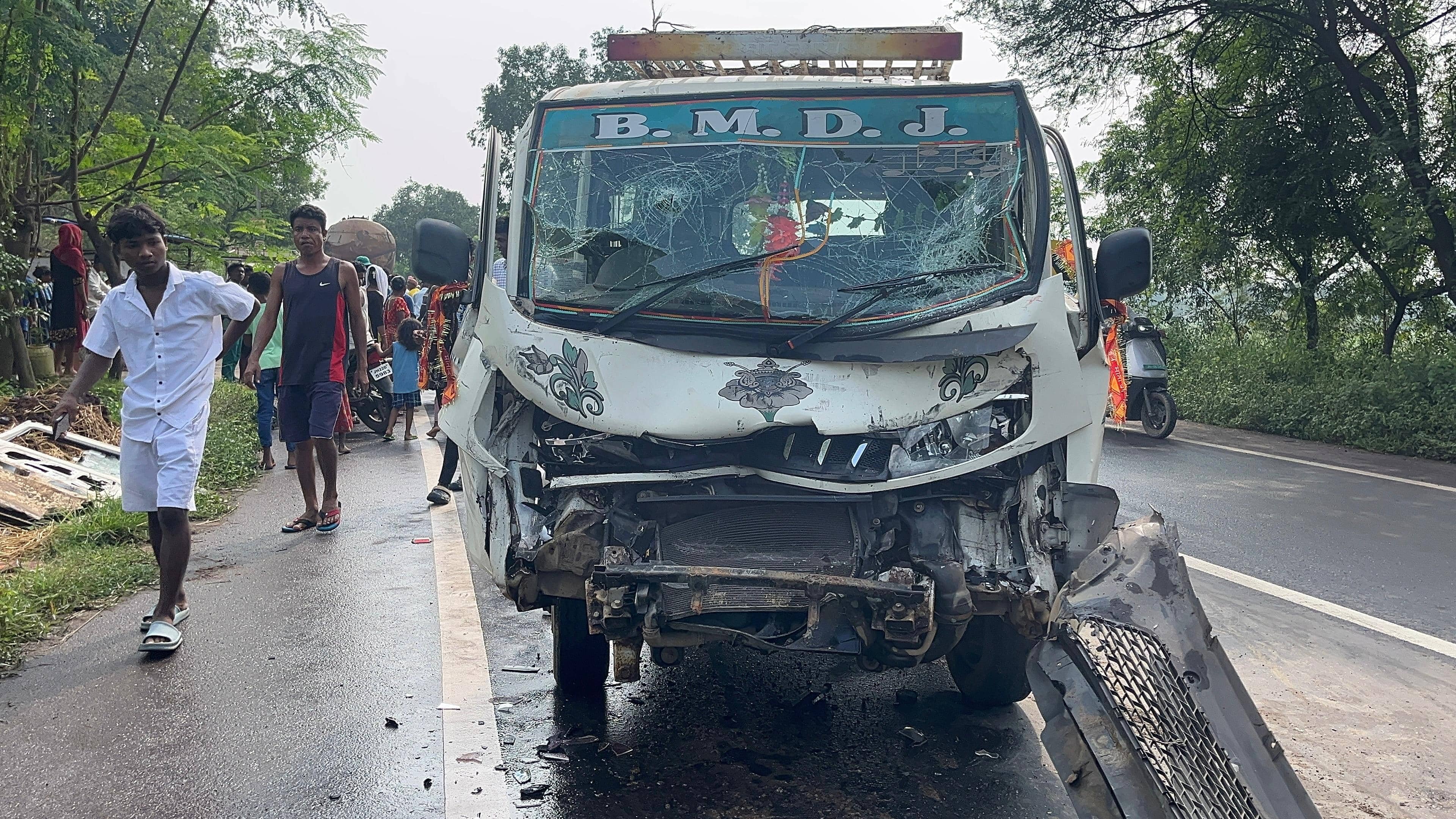 Breaking: सरायकेला के खैरबानी में भीषण सड़क हादसा, बच्ची समेत 10 घायल