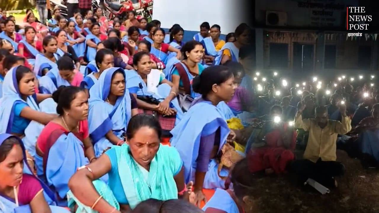 मोबाइल की रौशनी में बीतेगी जलसहिया की रात, बकाया मानदेय भुगतान की मांग को लेकर बैठी धरना पर