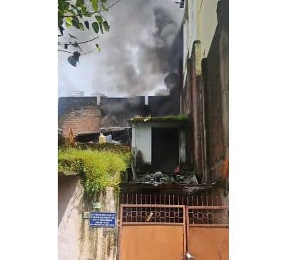 BREAKING: राजधानी रांची के कार्तिक उरांव चौक के पास घर में लगी भीषण आग, देखें वीडियो