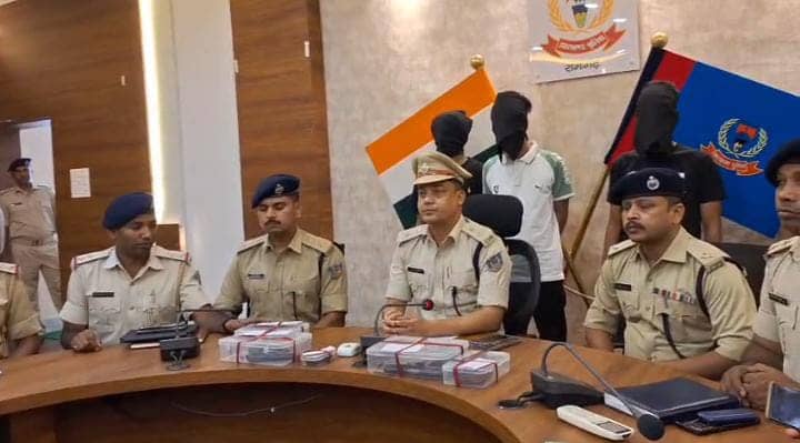Breaking : रामगढ़ पुलिस को मिली बड़ी सफलता,राहुल दुबे गैंग के तीन शातिर अपराधियों को हथियार के साथ किया गिरफ्तार
