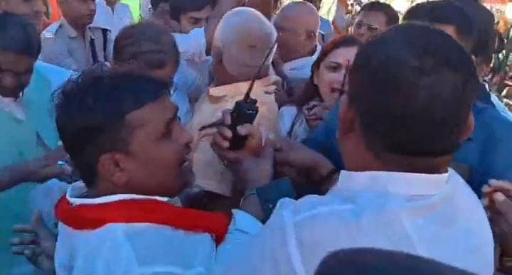 सम्मेलन है कि कुश्ती का मैदान !एक दूसरे पर लात घुसे बरसाने लगे एनडीए कार्यकर्ता,जमकर चली कुर्सियां, देखिए-VIDEO