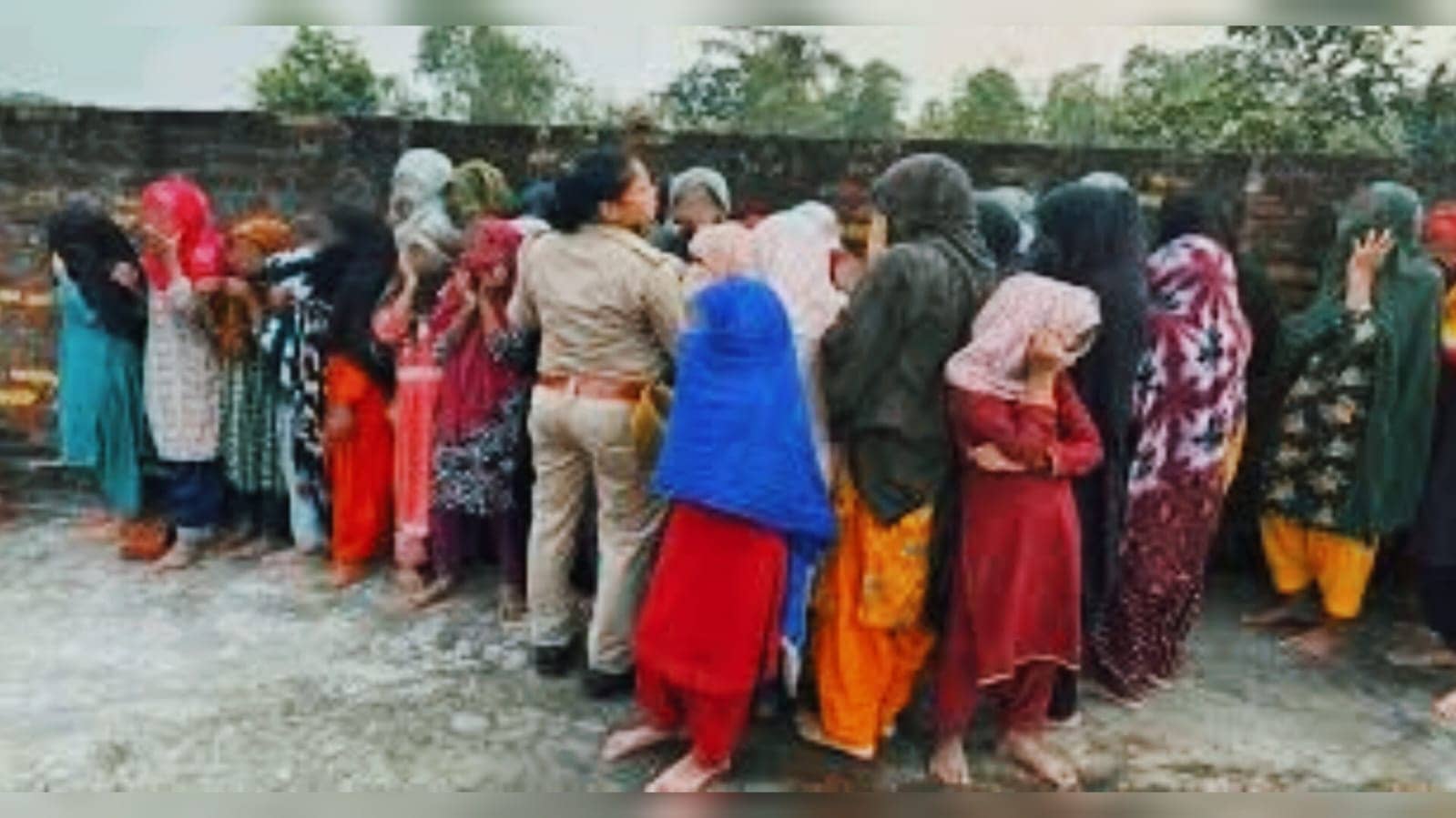 मदरसे के टॉयलेट से मिली 40 नाबालिग लड़कियां, दरवाज़ा खुला तो जांच टीम के उड़ गए होश