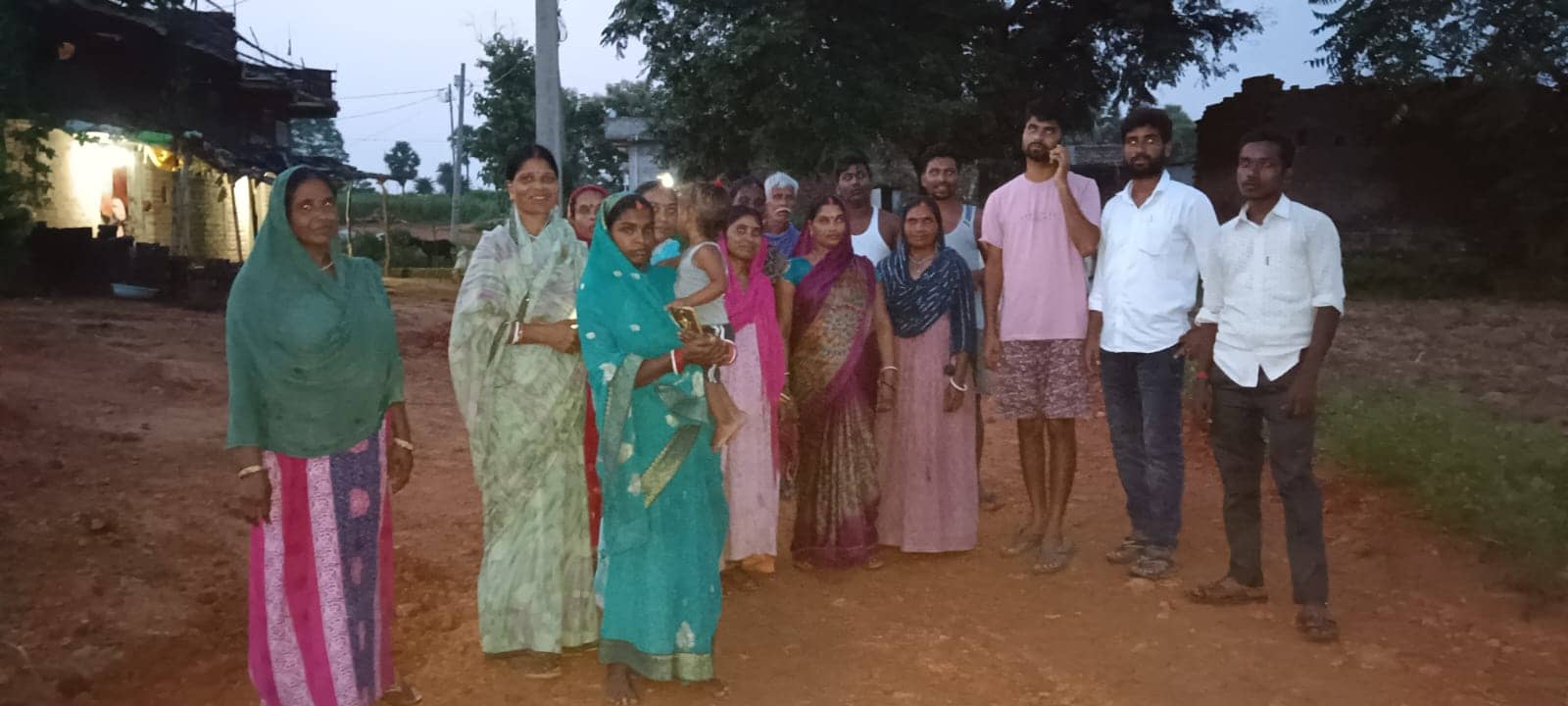 मंईयां योजना के पैसे से पलामू की महिलाओं ने बना दिया गांव की सड़क,खुद किया उद्घाटन