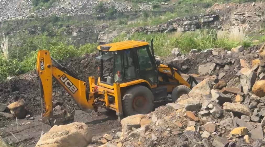 अवैध कोयला खनन पर CISF की बड़ी कार्रवाई, अवैध खनन का रास्ता बना रही बिना नंबर प्लेट की JCB ज़ब्त