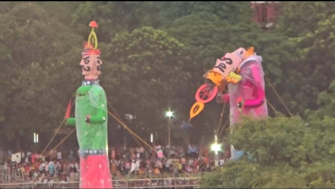 रावण पर नाराज हुए इंद्र देवता, जलने से पहले ही झुक गया रावण का सिर, देखिए VIDEO