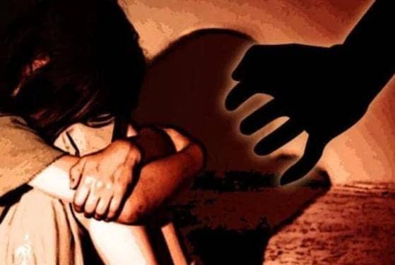 हाय रे कलयुग! मां ने प्रेमी के साथ बेटी को सोने के लिए किया मजबूर, चिखती रही बेटी लेकिन नहीं आयी दया