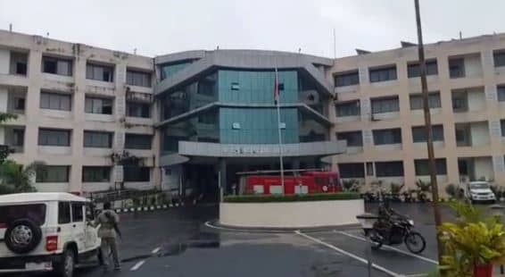 BREAKING: धनबाद समाहरणालय के तीसरे तल्ले पर लगी आग, मची अफरातफरी