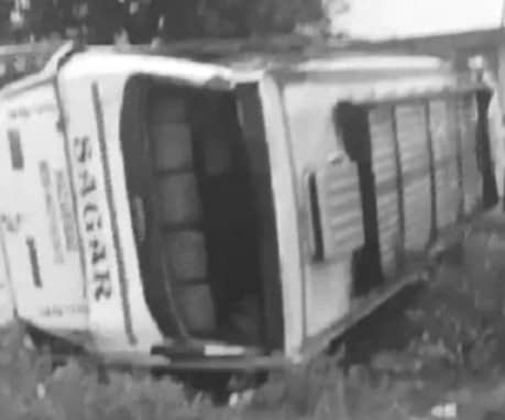 BREAKING: कोडरमा से रांची आ रही यात्री बस पलटी, 11 यात्री घायल व तीन की हालत गंभीर, मची अफरातफरी