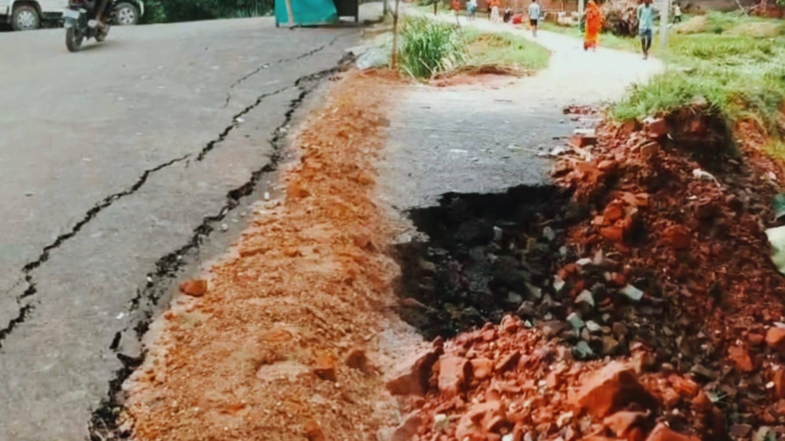 मोतिहारी में उद्घाटन के पहले ही 9 करोड़ की पुल हुआ ध्वस्त, 2 करोड़ की लागत से बन रहा था 50 फीट का ब्रिज