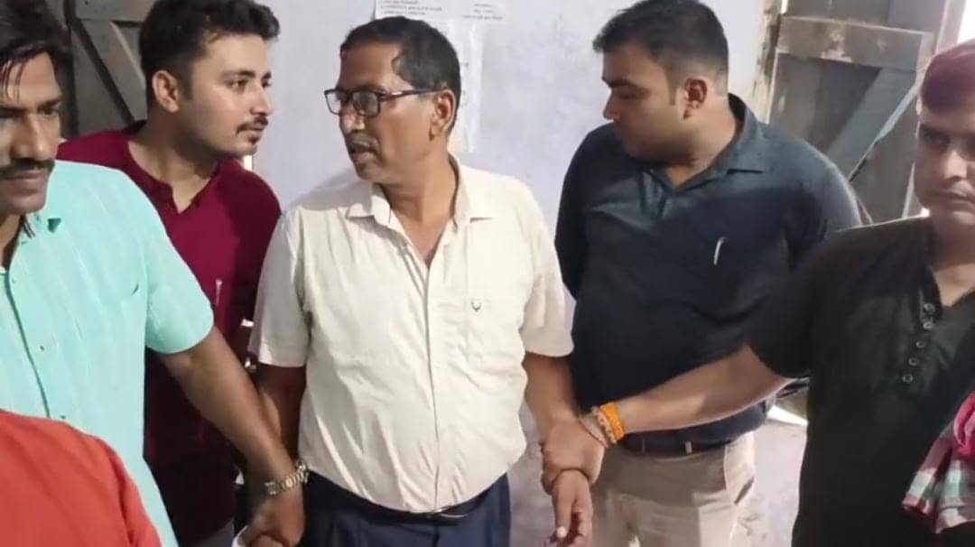 5 हजार घूस लेते राजस्व कर्मचारी गिरफ्तार, निगरानी की टीम ने रंगे हाथ दबोचा