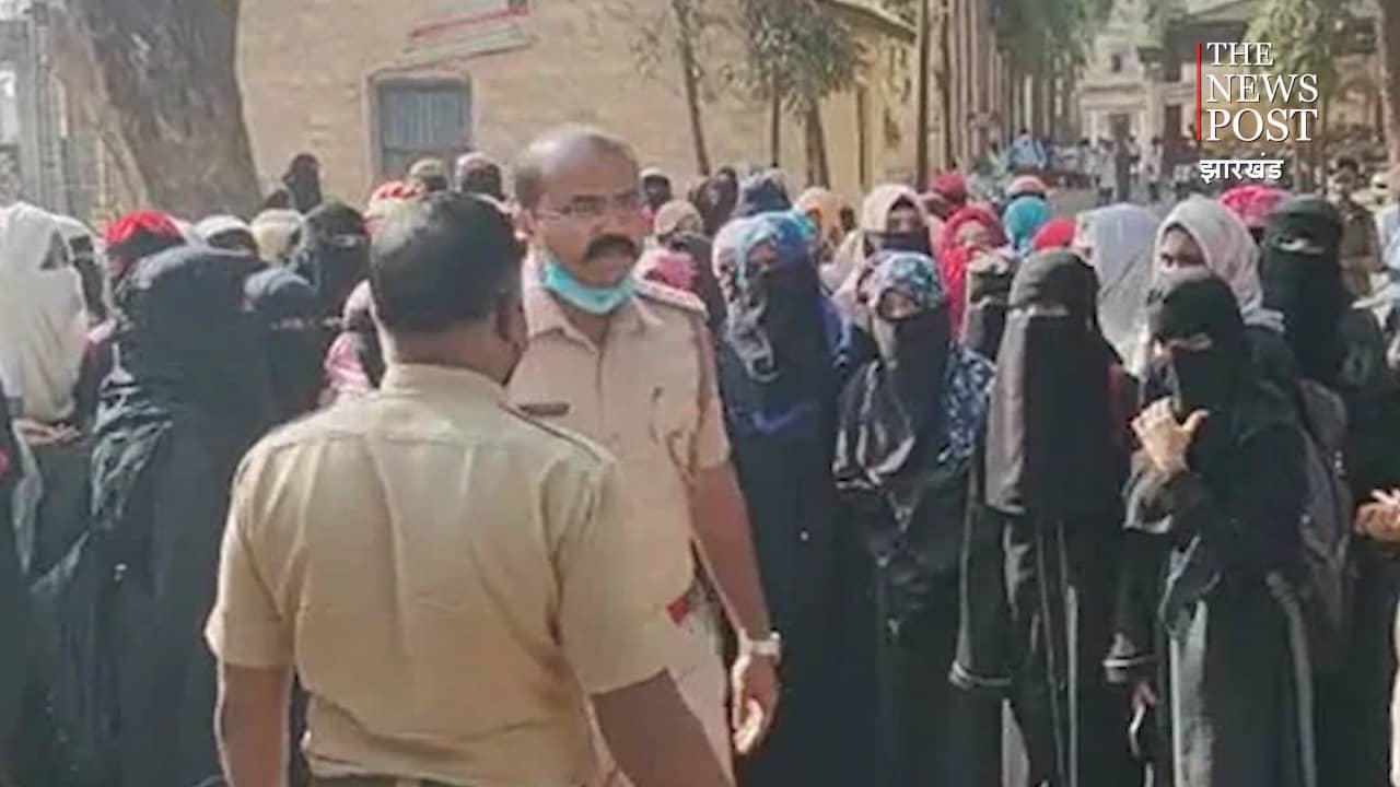 हिजाब विवाद : हाईकोर्ट के आदेश का हवाला देकर कैंपस में घुसने से लगाई रोक तो छात्राओं ने ये किया