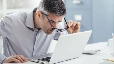 World Sight Day 2025: अगर आप भी दिन भर मोबाइल और लैपटॉप का करते हैं यूज तो जरूर फॉलो करें ये रूल, आंखें हमेशा रहेगी हेल्दी