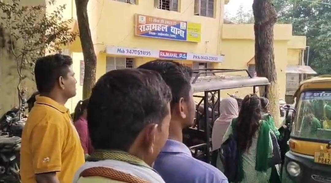 साहिबगंज के राज महल में स्कूली छात्रा के अपहरण का प्रयास, ग्रामीणों की सतर्कता से बची बच्ची की जान