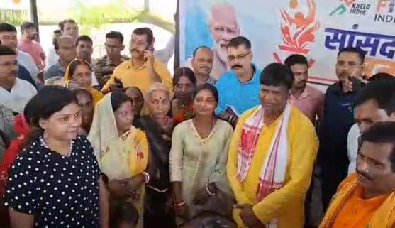 सांसद ढुल्लू महतो ने जनता दरबार में सुनी सैकड़ों लोगों की फरियाद, समस्या का निदान को लेकर दिया आश्वासन