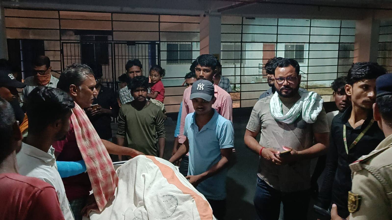 सिगरेट को लेकर हुआ विवाद तो सिरफिरे ने दुकानदार पर चला दी ताबड़तोड़ गोलियां, इलाके में हडकंप