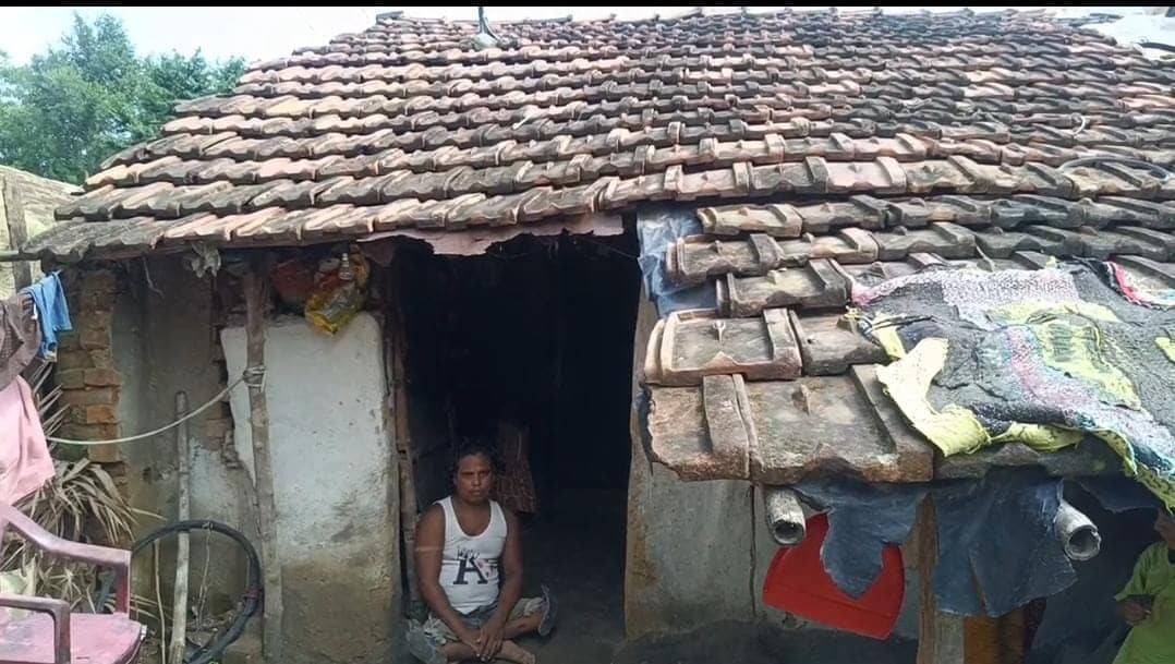 गरीबों के उत्थान पर करोड़ों खर्च फिर भी सुविधाओं से वंचित हैं दिव्यांग जियाउल मोमिन, न साइकिल, न आवास योजना का मिला लाभ