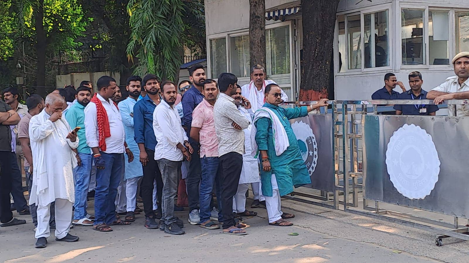 गोपाल मंडल समर्थकों संग पहुंचे सीएम नीतीश कुमार के आवास, टिकट कटने की साजिश का लगाया आरोप