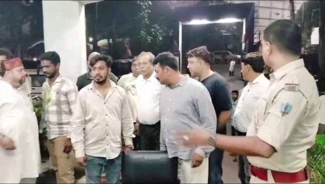 बड़ी खबर: जमशेदपुर में दो गुटों में जमकर मारपीट, डीसी लॉन्ज पार्लर में तोड़फोड़ से हुआ लाखों का नुकसान, 10 लोग गंभीर घायल