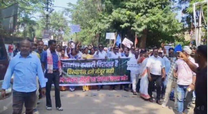 सारंडा को वाइल्ड लाइफ सेंचुरी बनाने का विरोध हुआ तेज, चाईबासा में आदिवासी संगठनों ने निकाली जन आक्रोश रैली
