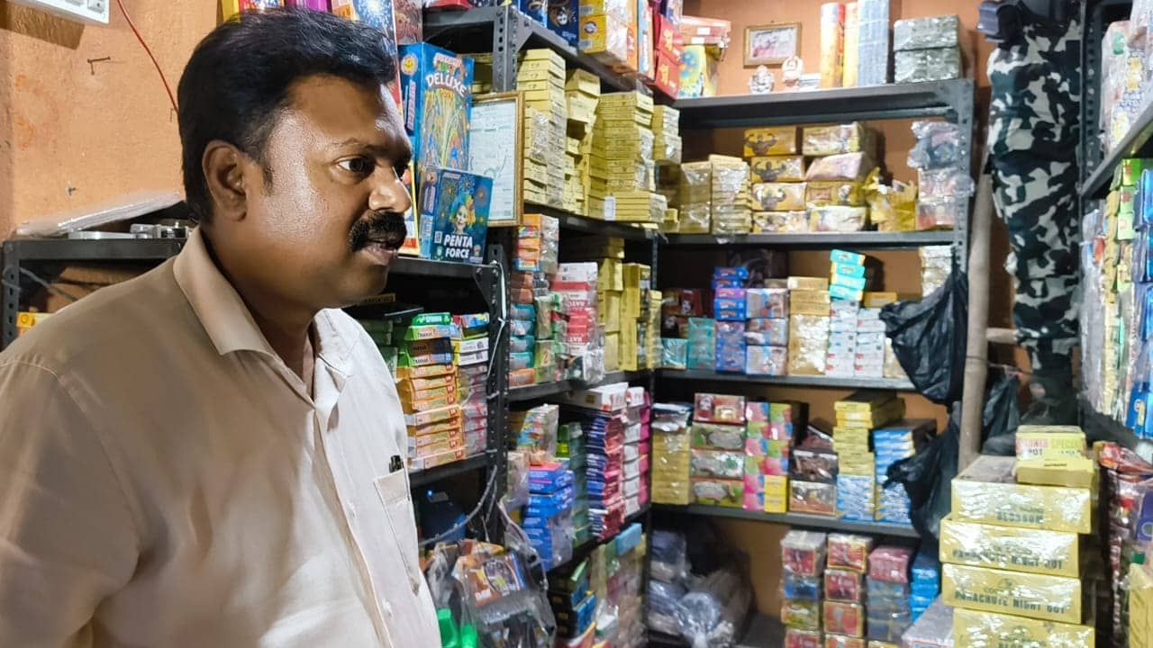 दुमका: अवैध रूप से पटाका बेचने वाले दुकानदारों पर गिरी गाज, एसडीओ ने तीन दुकानों को किया सील