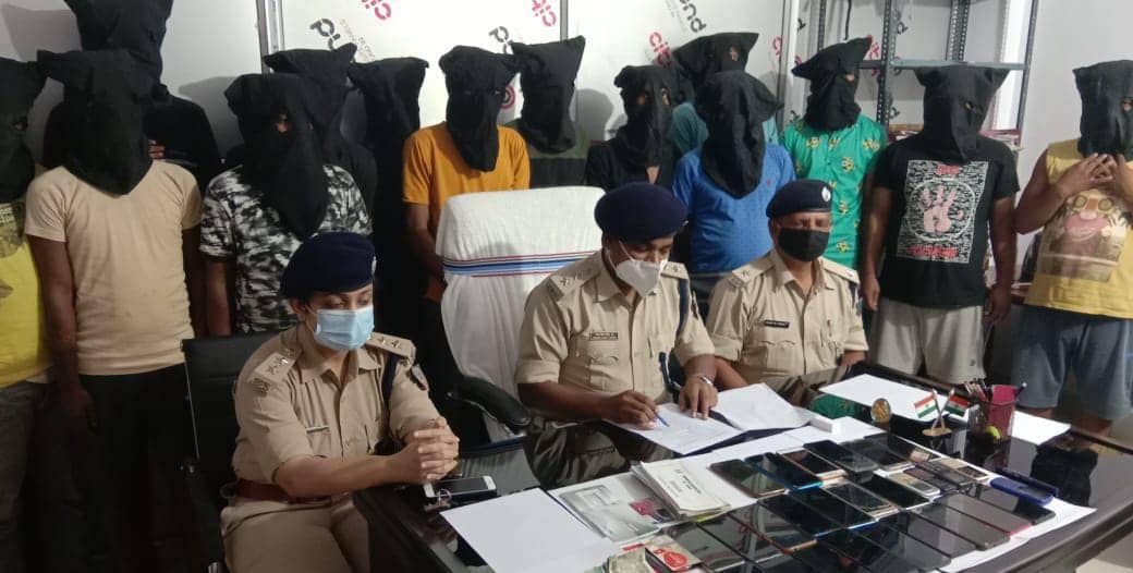 17 साइबर अपराधी गिरफ्तार ,यूपीआई , ई -वॉलेट और कैशबैक का प्रलोभन के माध्यम से करते थे ठगी.