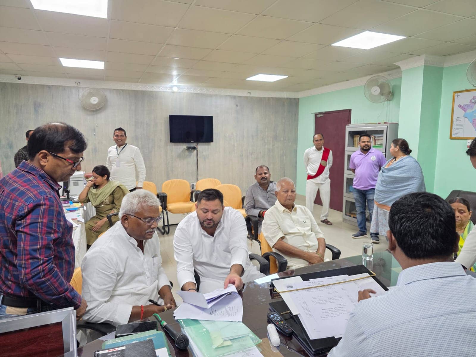 तेजस्वी यादव खुद करोड़पति, पत्नी बेटा-बेटी भी लखपति, चुनावी हलफनामे में दिया जानकारी